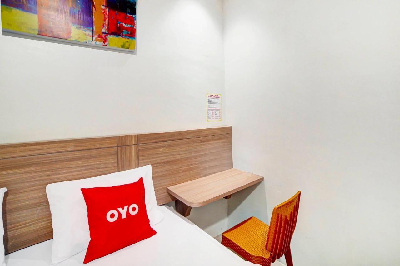 Oyo 91211 Mega Comfort Guest House Medan Luaran gambar